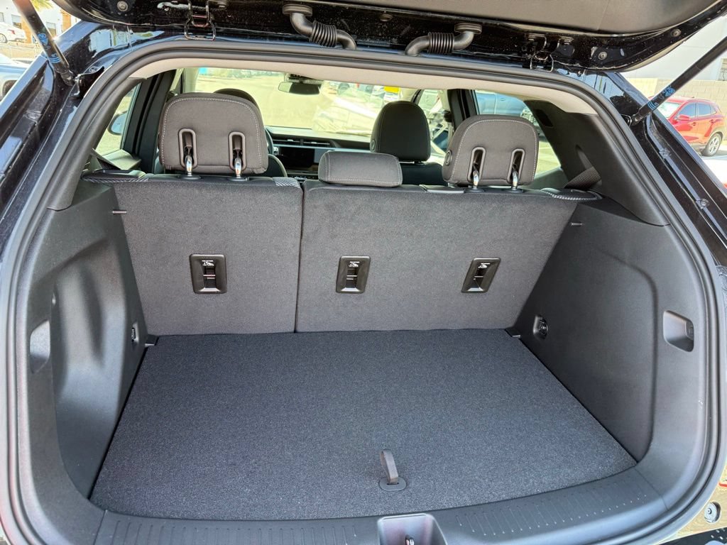 New 2027 Chevrolet Bolt LT w/ Comfort Package FWD image 17
