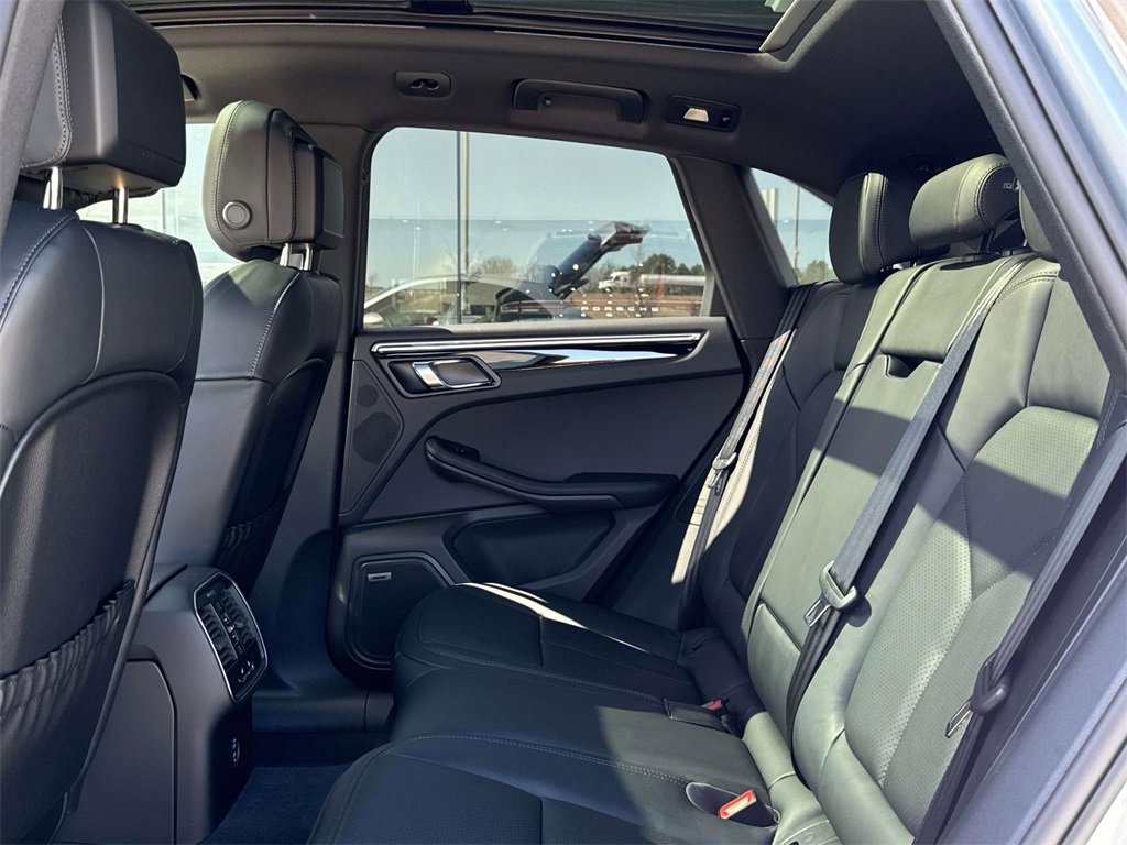 Used 2025 Porsche Macan image 25