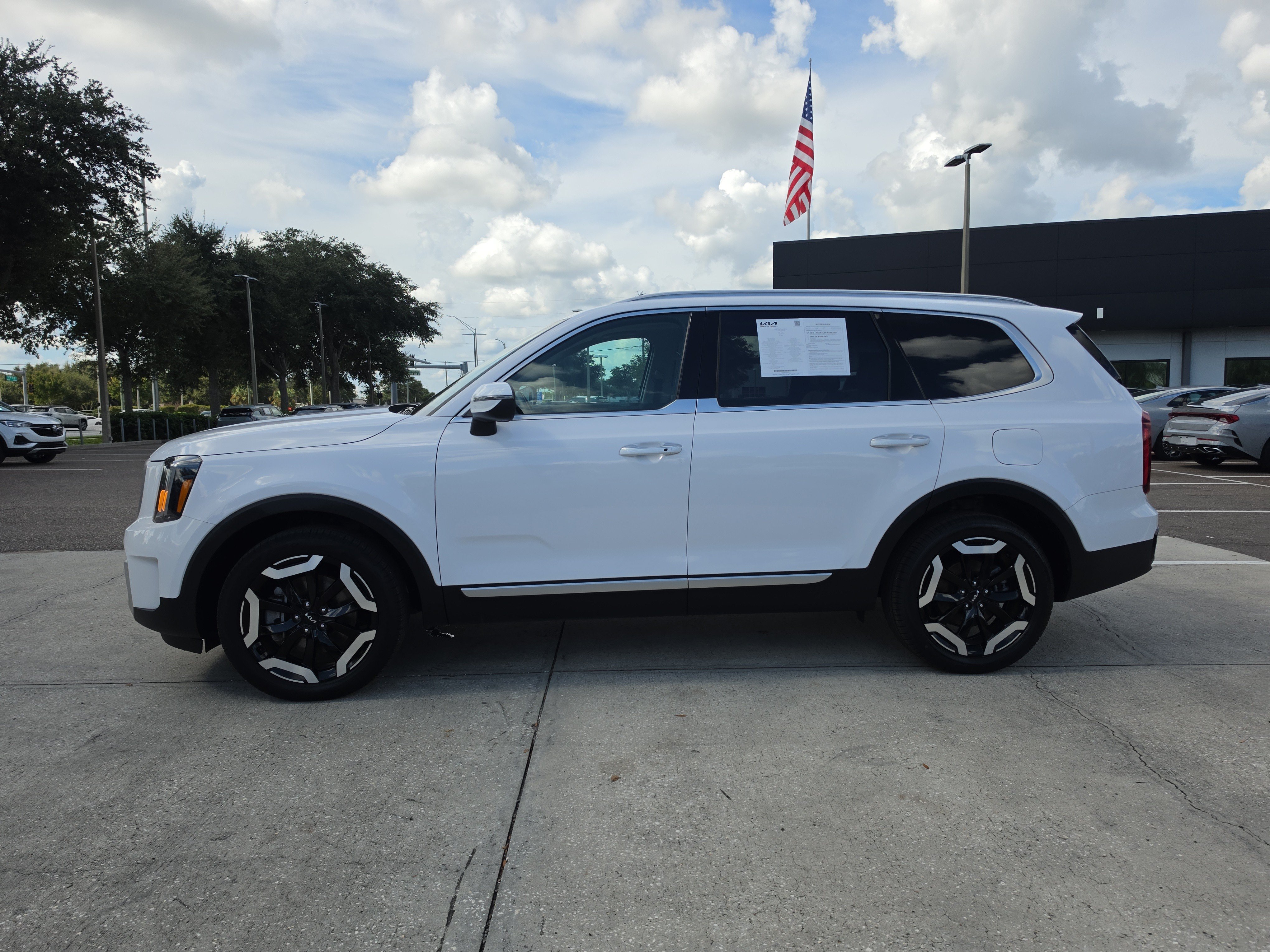 Certified 2024 Kia Telluride S w/ S Sunroof Package AWD/4WD image 4