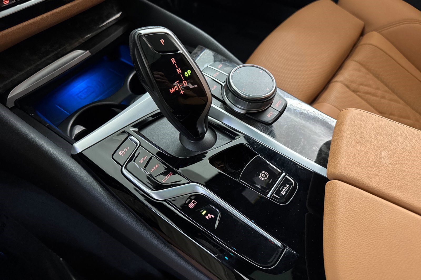 Used 2023 BMW 530e w/ Premium Package image 19