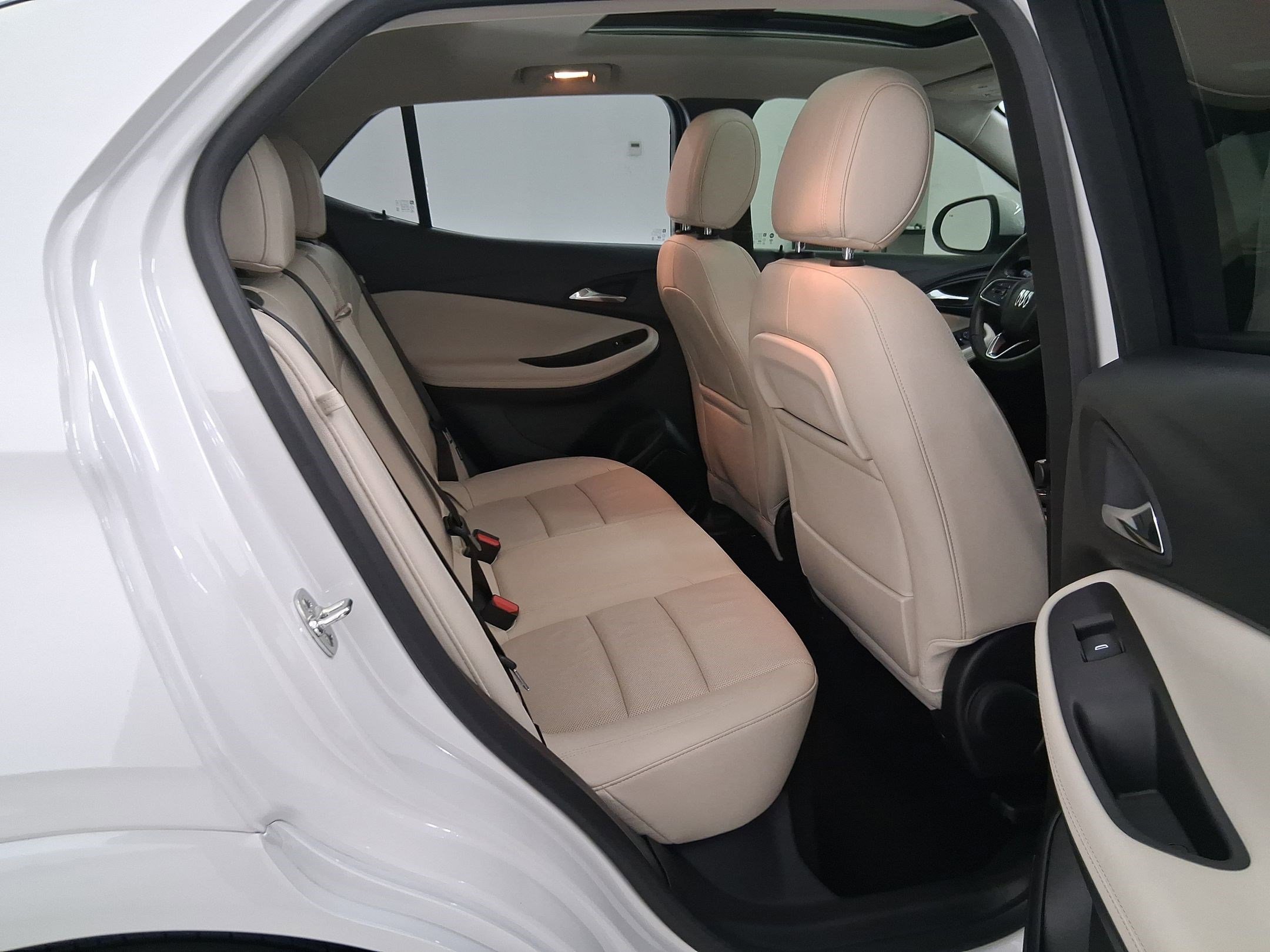 Used 2025 Buick Encore GX Avenir w/ Avenir Technology Package image 32