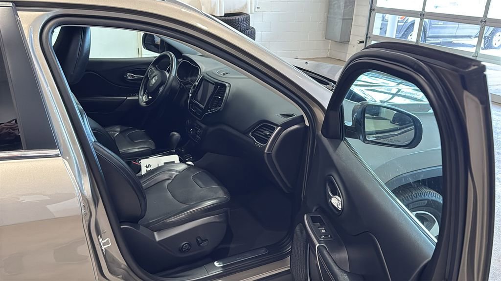 Used 2019 Jeep Cherokee Limited image 12