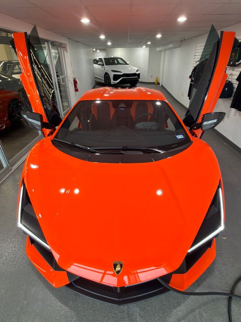 Used 2025 Lamborghini Revuelto image 22