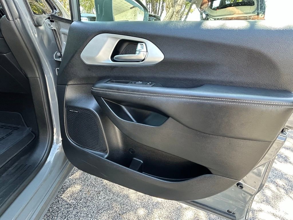 Used 2020 Chrysler Pacifica Touring-L Plus image 34