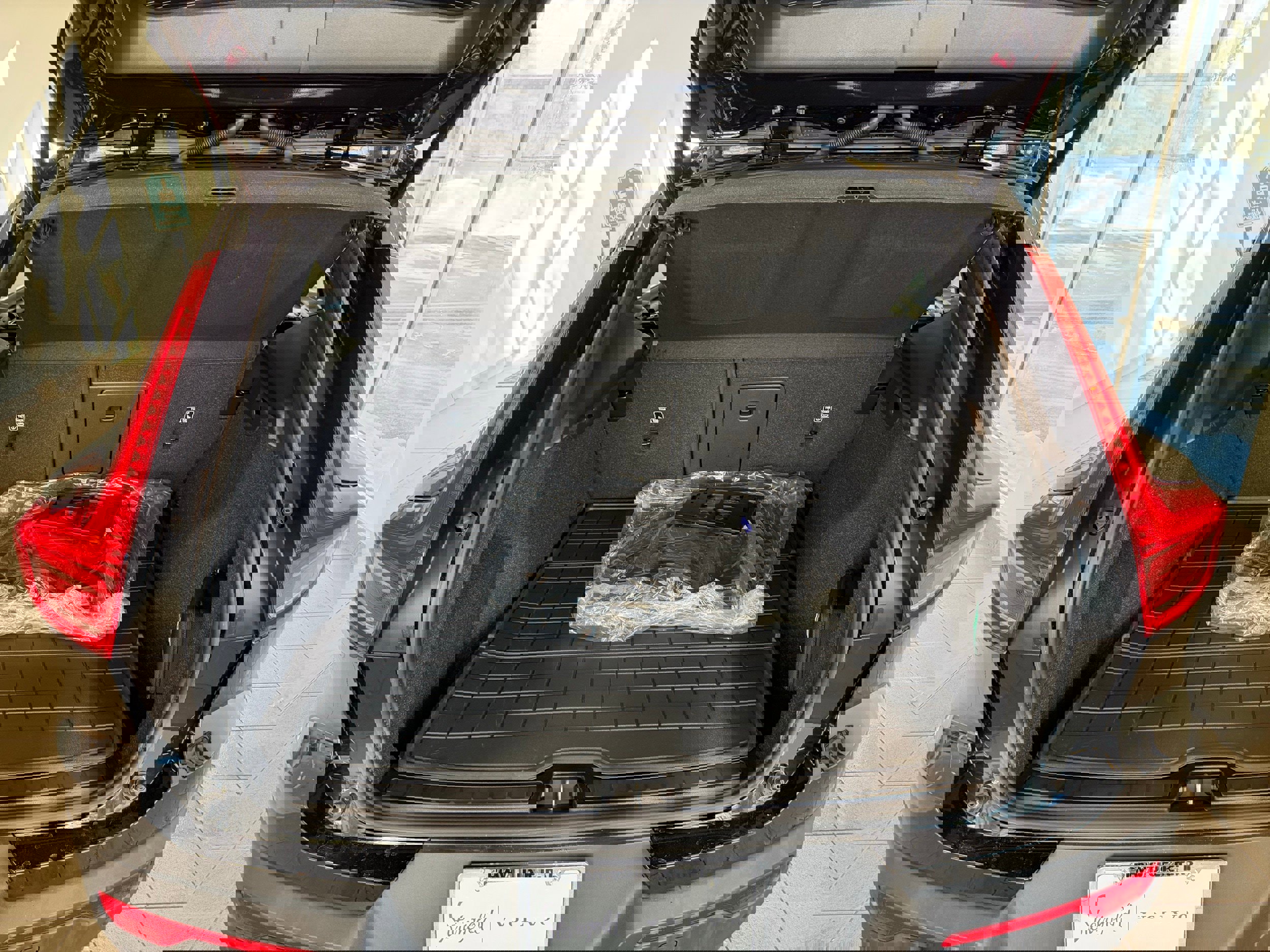 Certified 2025 Volvo XC40 B5 Core w/ Protection Package Premier image 28