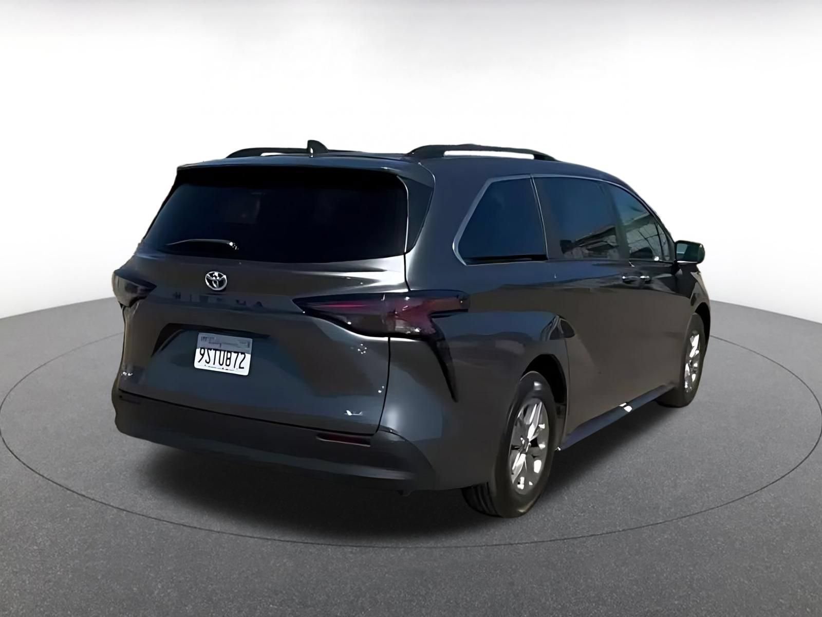 Used 2025 Toyota Sienna XLE FWD image 12