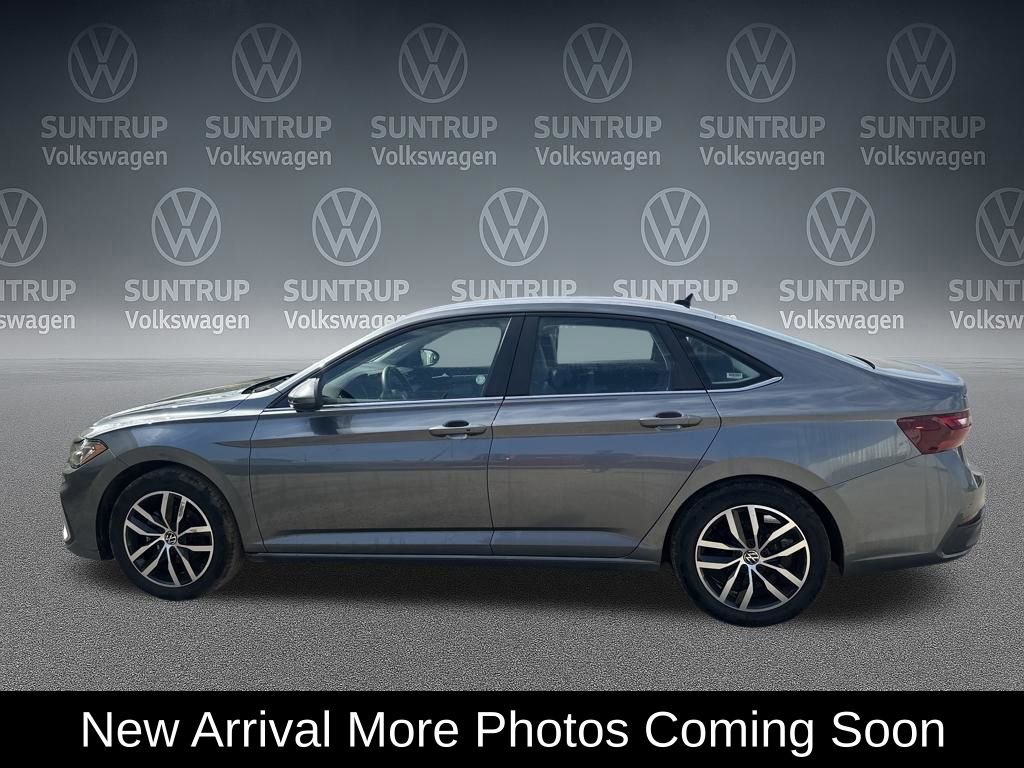 Used 2025 Volkswagen Jetta SE image 2
