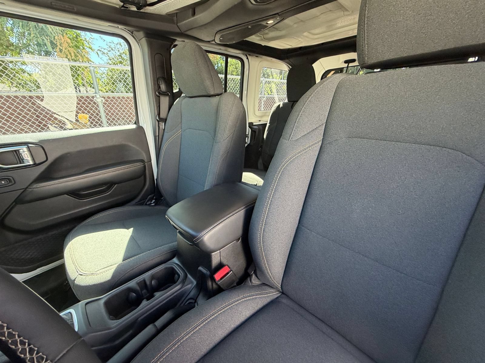 Used 2025 Jeep Wrangler Unlimited Sahara AWD/4WD image 36