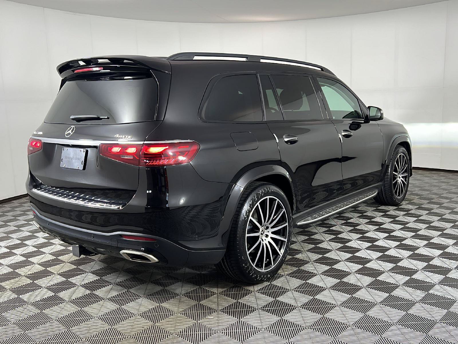 Used 2024 Mercedes-Benz GLS 580 4MATIC image 5