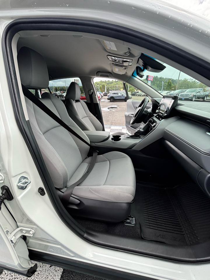 Used 2021 Toyota Venza LE AWD/4WD image 25