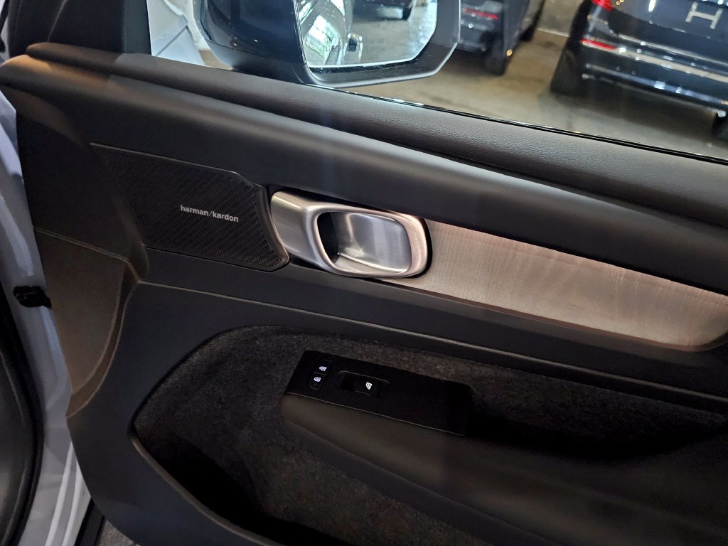 Certified 2025 Volvo XC40 B5 Ultra AWD/4WD image 11