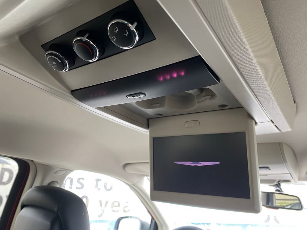 Used 2012 Chrysler Town & Country Touring-L w/ Driver Convenience Group FWD image 19