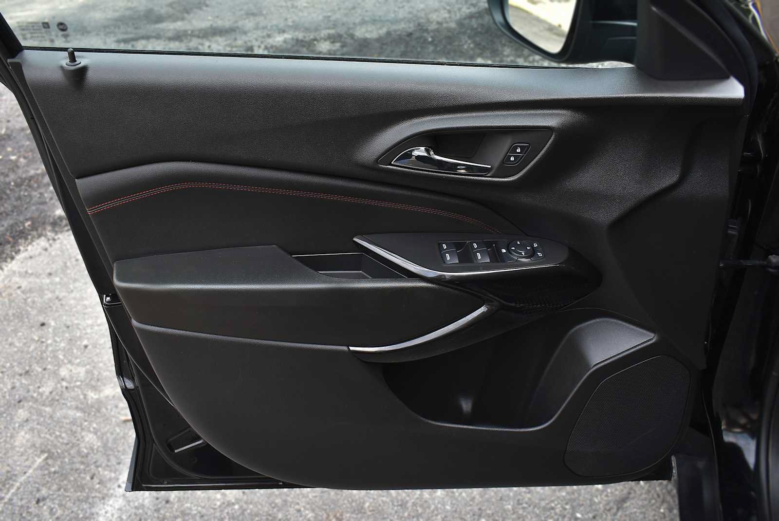 Used 2024 Chevrolet Trax RS w/ Sunroof Package FWD image 26
