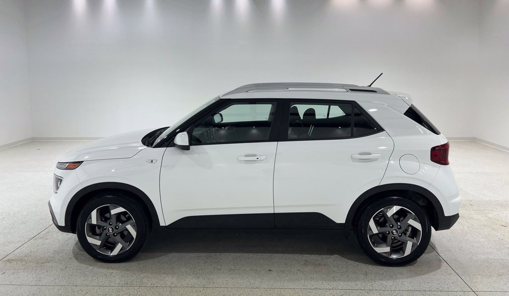 Used 2025 Hyundai Venue SEL FWD image 2