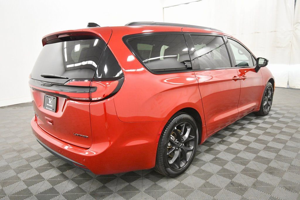 Used 2025 Chrysler Pacifica Limited image 8