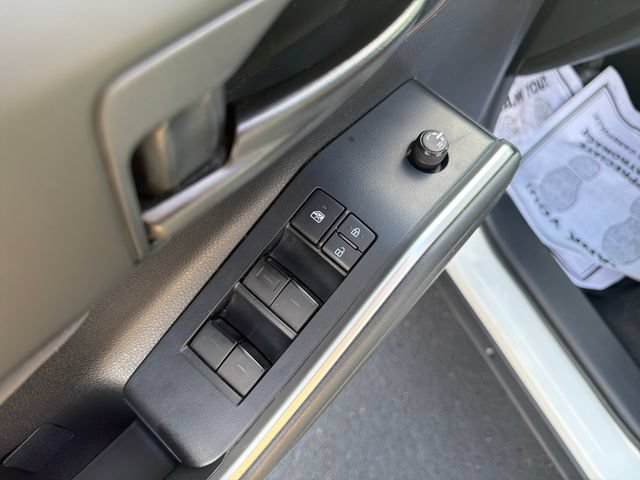 Used 2021 Toyota Highlander LE FWD image 12