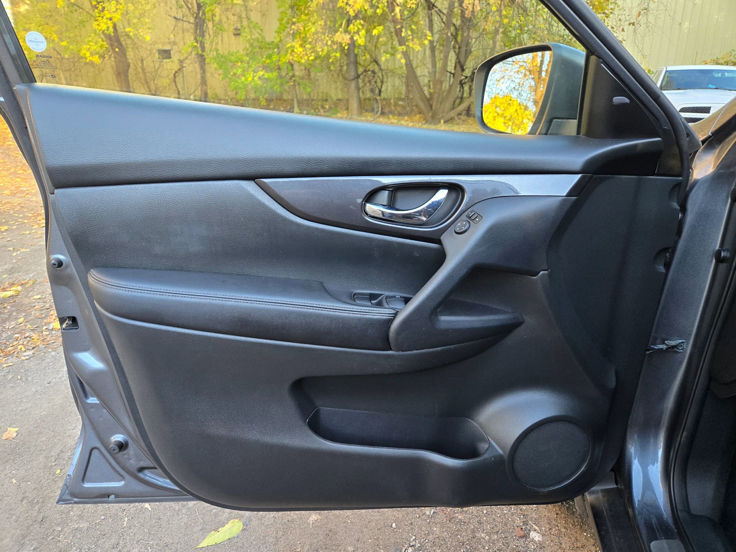 Used 2018 Nissan Rogue SV image 14