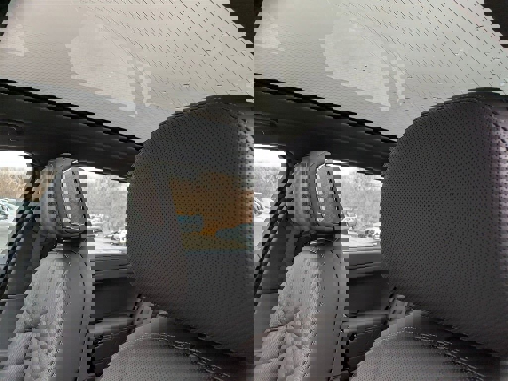 New 2025 BMW 740i xDrive w/ Premium Package image 22