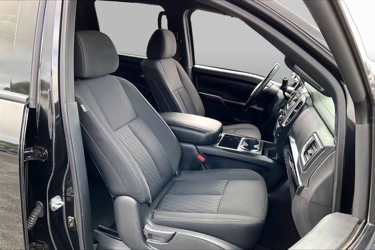 Used 2019 Nissan Titan SV w/ SV Convenience Package RWD image 9