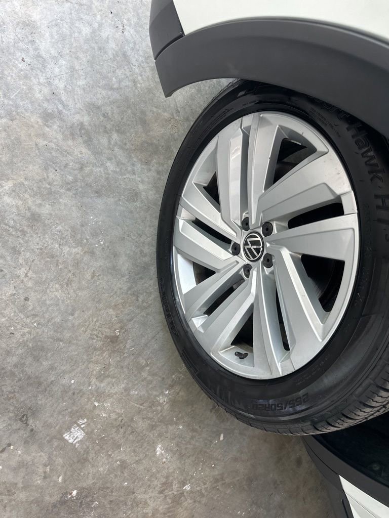 Used 2020 Volkswagen Atlas Cross Sport SE w/ Panoramic Sunroof Package AWD/4WD image 2