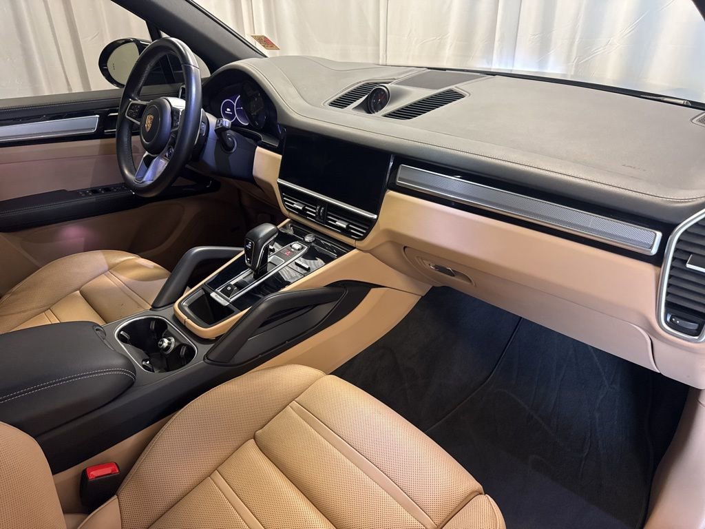 Certified 2023 Porsche Cayenne Platinum Edition image 35
