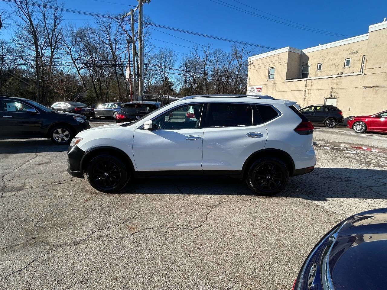 Used 2017 Nissan Rogue SV image 4