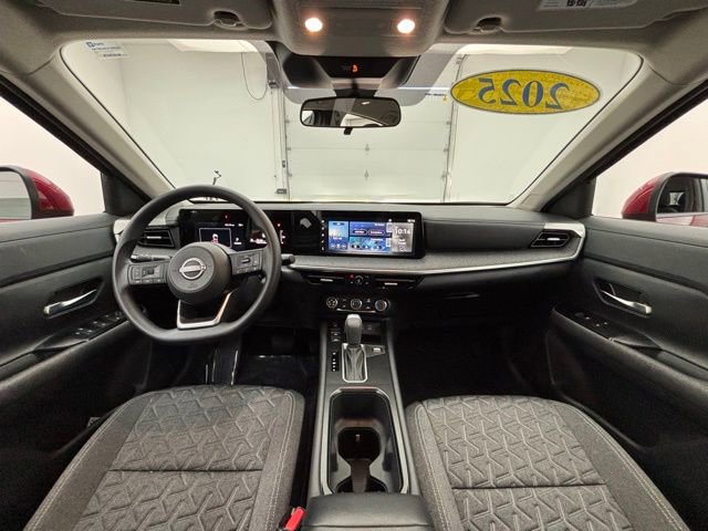 Used 2025 Nissan Kicks SV image 3