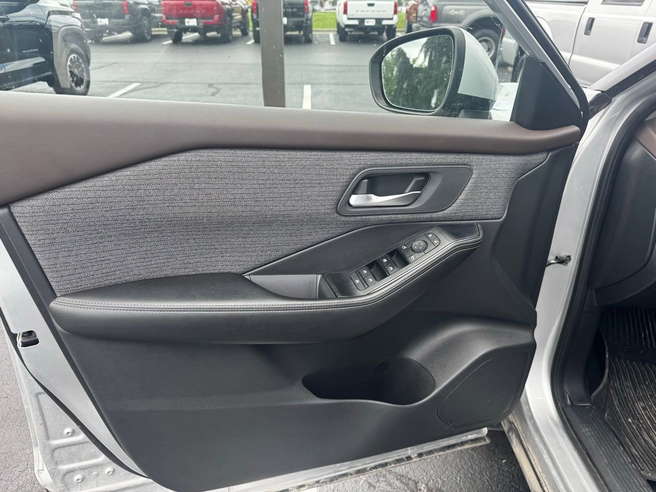 Used 2022 Nissan Rogue SV AWD/4WD image 5