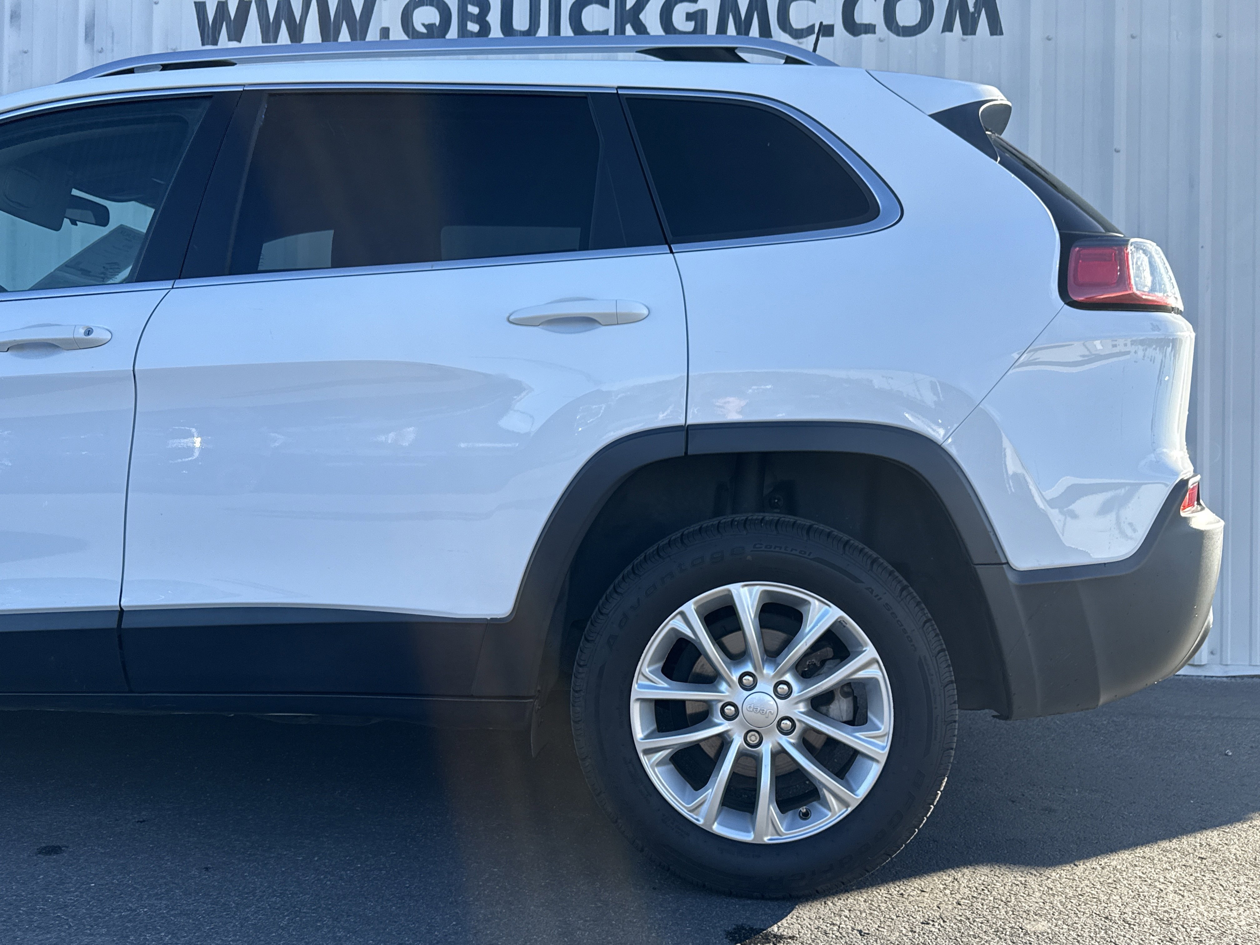 Used 2019 Jeep Cherokee Latitude w/ Popular Appearance Group image 2