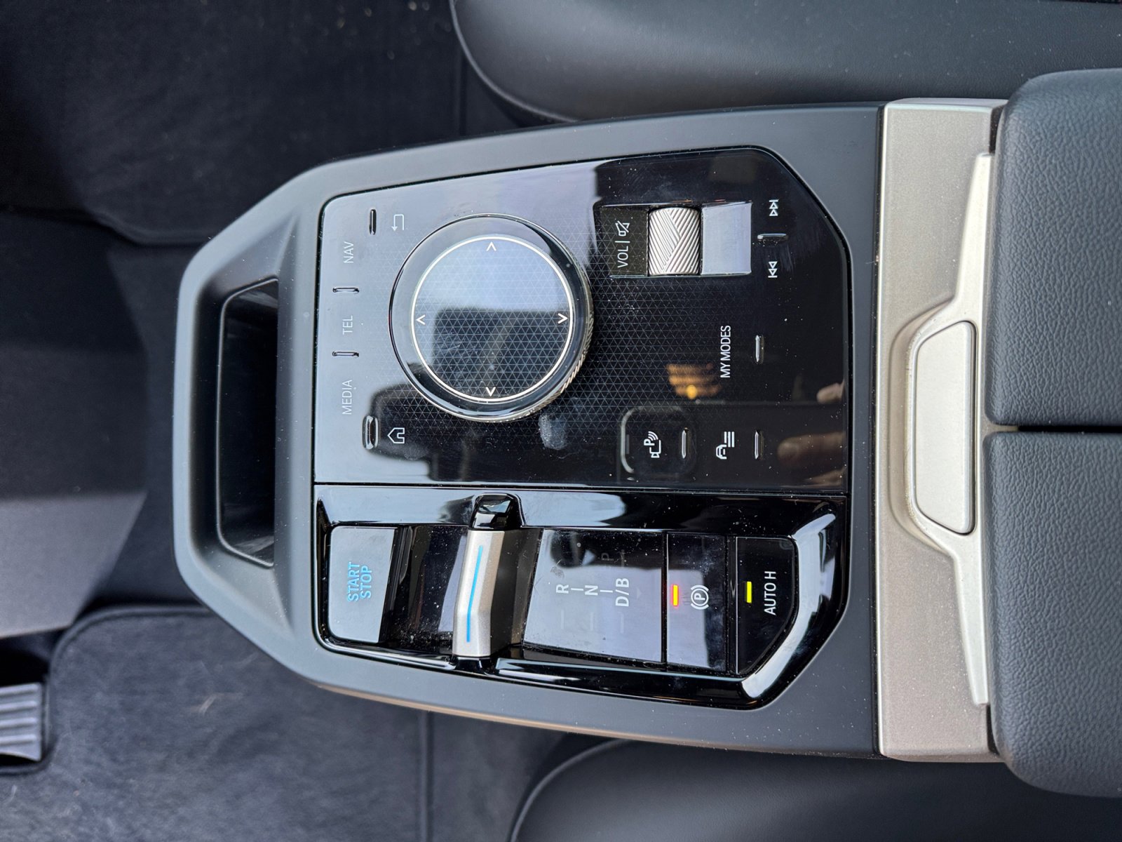 Used 2024 BMW iX xDrive50 w/ Premium Package image 15