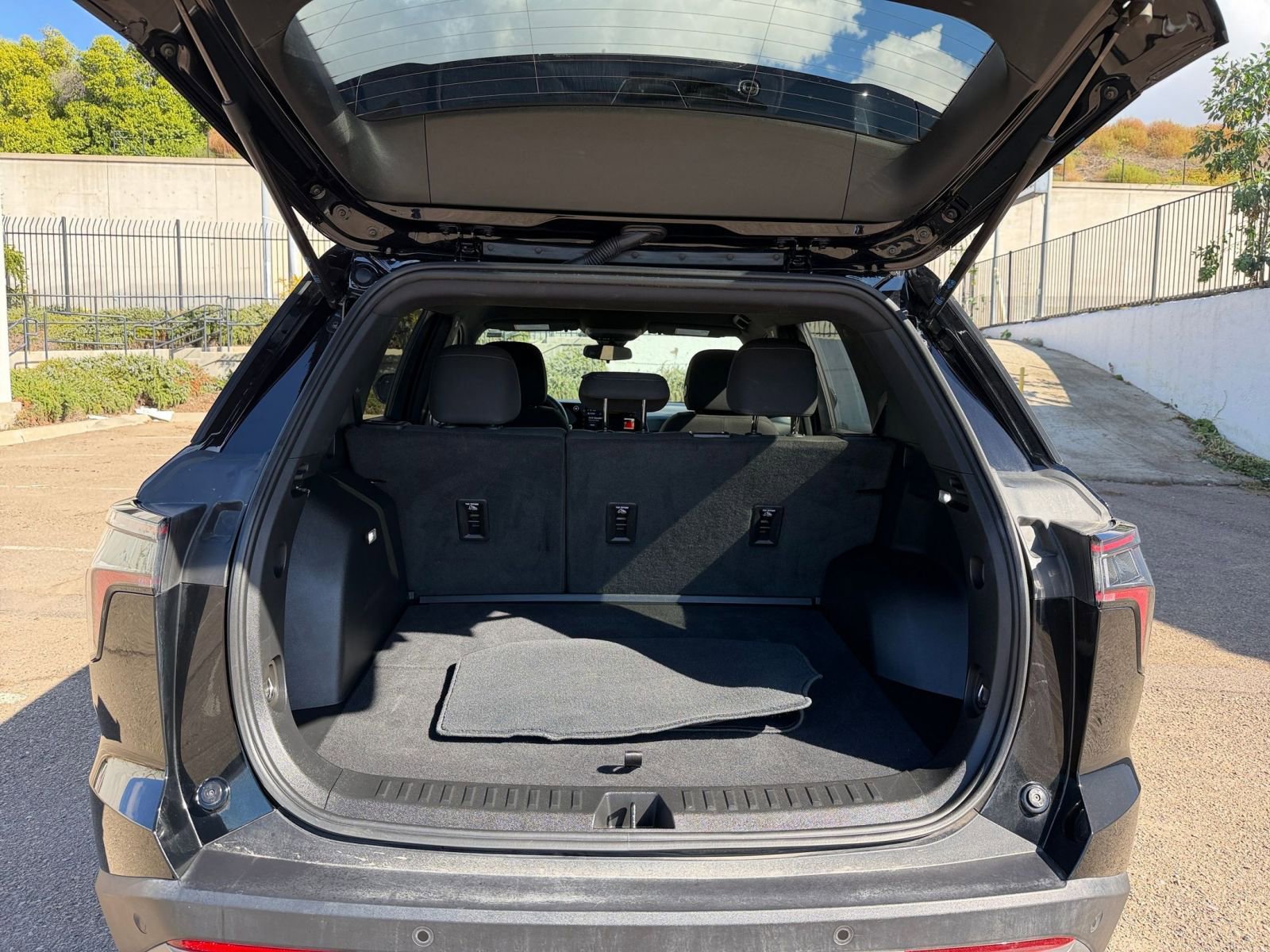 Used 2025 Chevrolet Equinox LT image 30