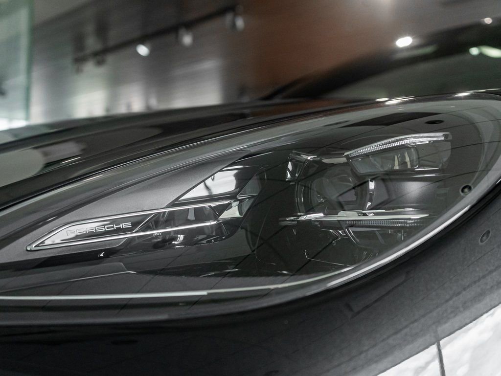 Certified 2025 Porsche Macan AWD/4WD image 12