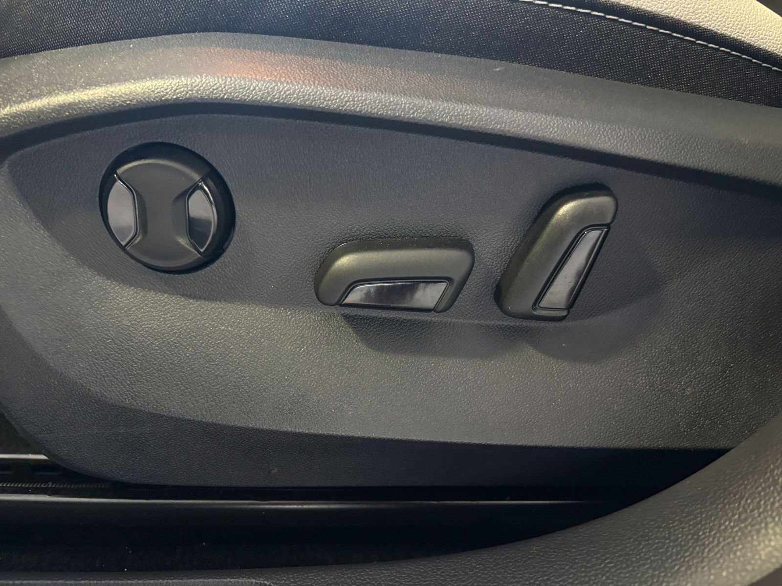 Used 2025 Volkswagen Taos SE image 29