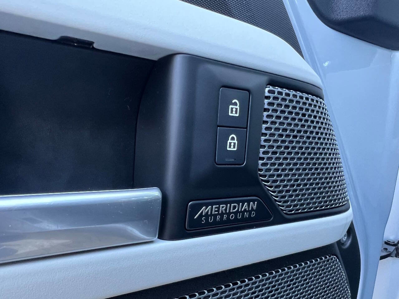 Used 2023 Land Rover Defender 110 SE image 23