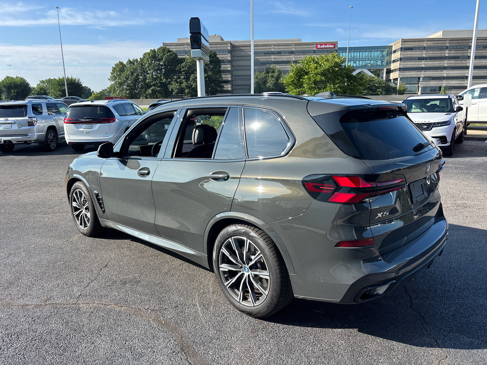 Used 2025 BMW X5 xDrive50e w/ M Sport Package AWD/4WD image 5