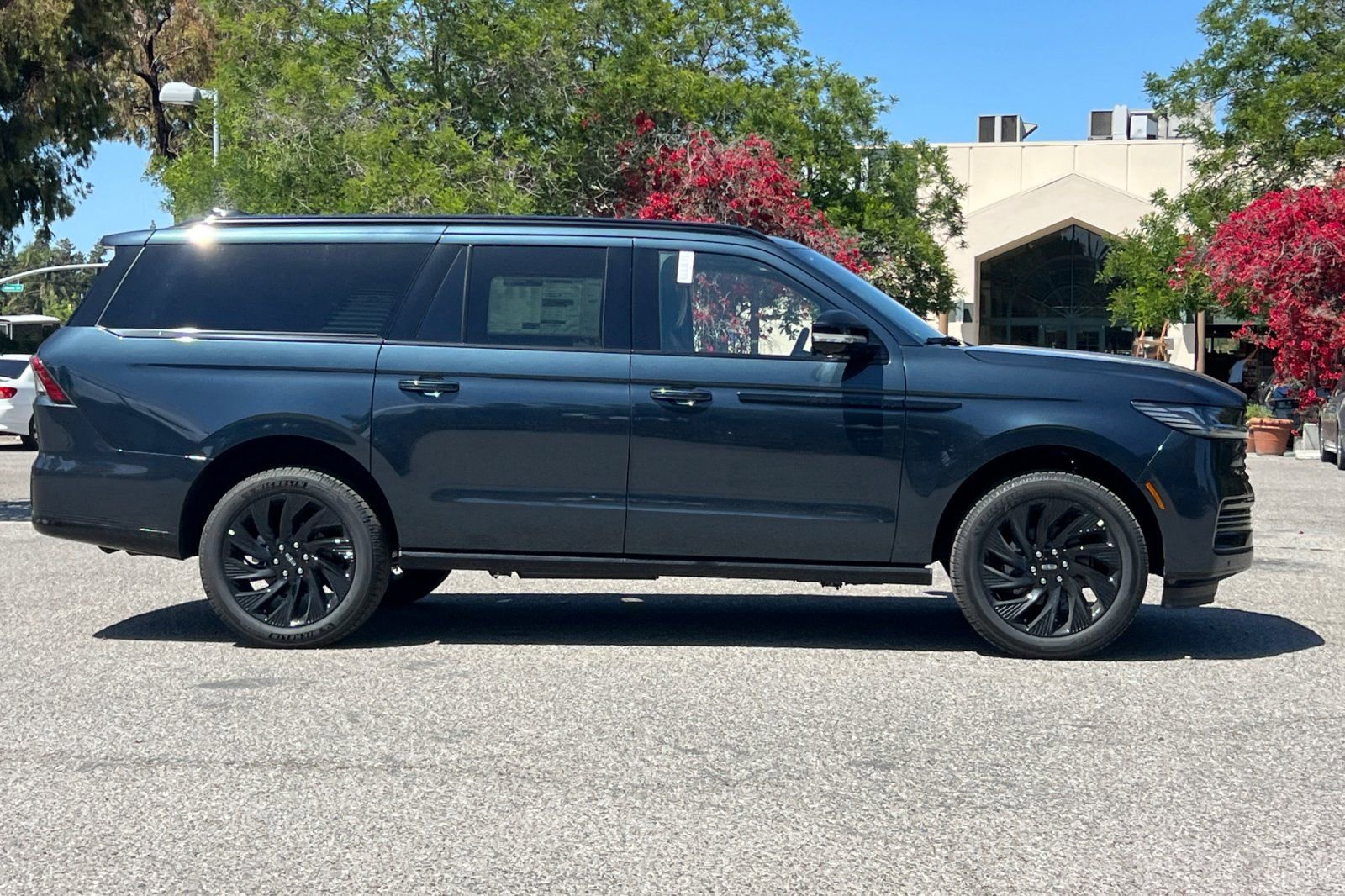 New 2026 Lincoln Navigator L Reserve w/ Jet Appearance Package AWD/4WD image 4