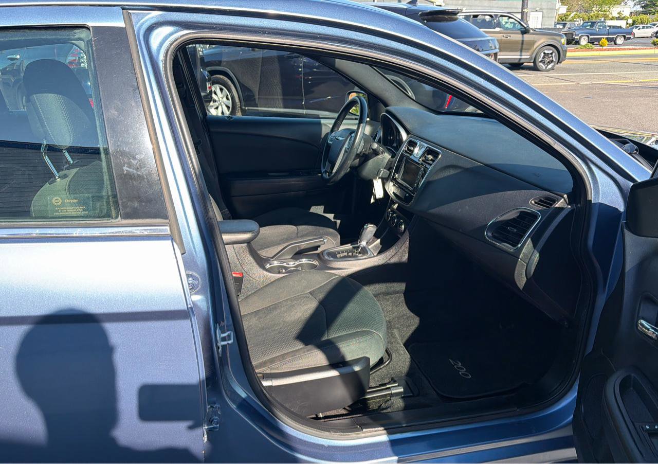 Used 2011 Chrysler 200 Touring FWD image 16