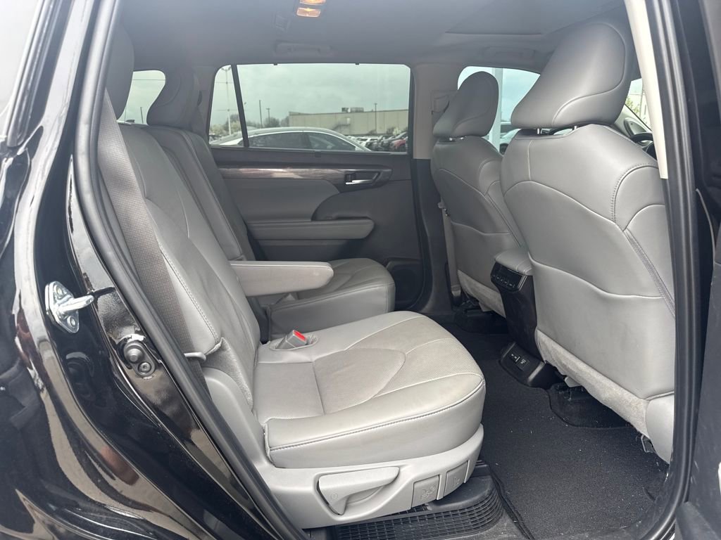 Used 2025 Toyota Highlander Limited image 13