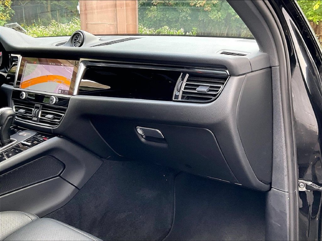 Certified 2023 Porsche Macan AWD/4WD image 19