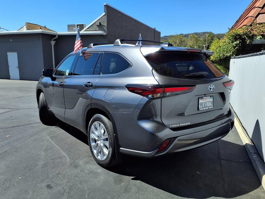 Certified 2024 Toyota Highlander Limited AWD/4WD image 6