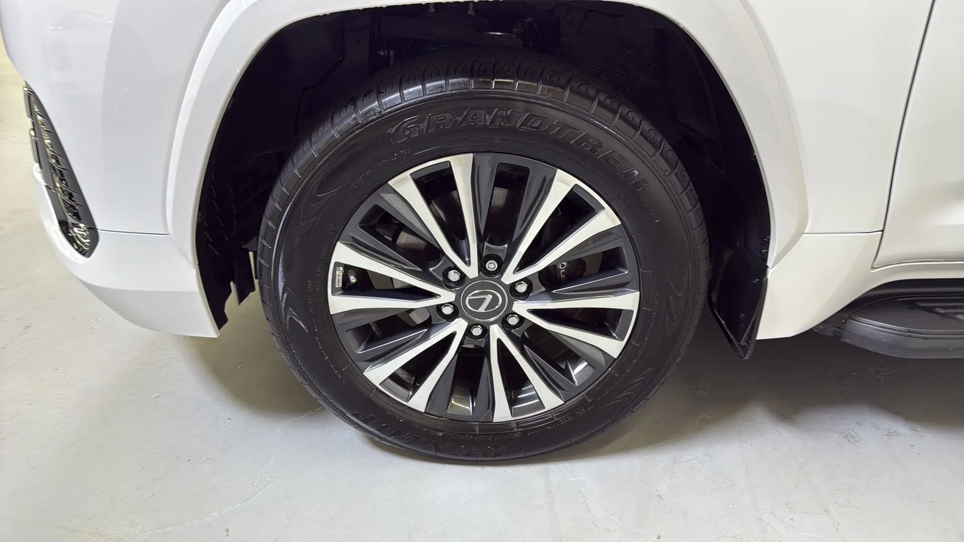 Used 2022 Lexus LX 600 4WD w/ Premium Package image 26