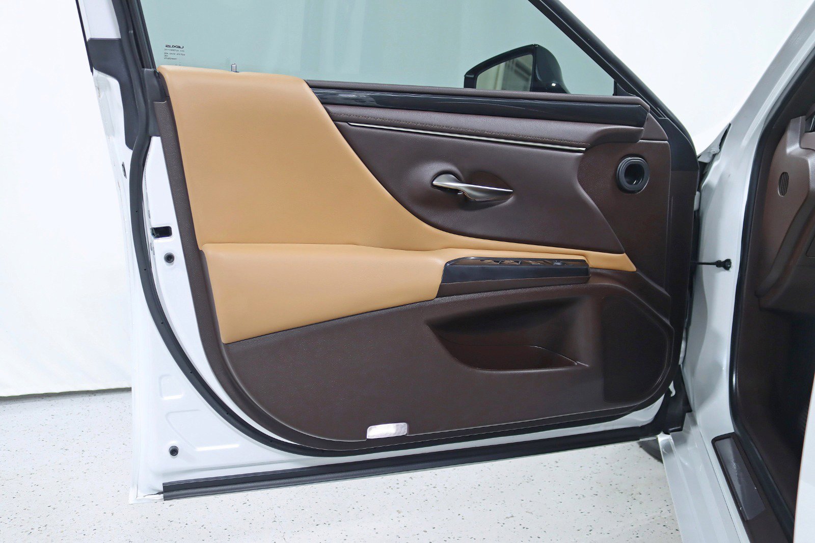 Used 2021 Lexus ES 300h w/ Accessory Package image 30