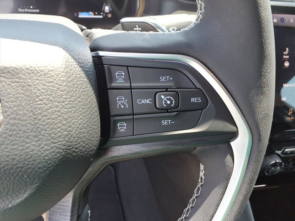 Used 2025 Jeep Grand Cherokee Limited AWD/4WD image 25