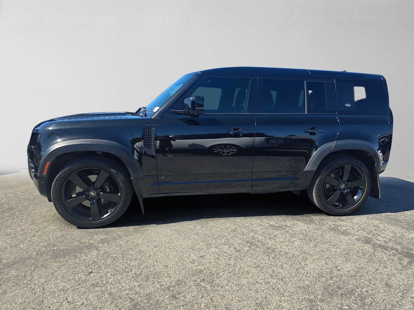 Used 2023 Land Rover Defender 110 V8 AWD/4WD image 2