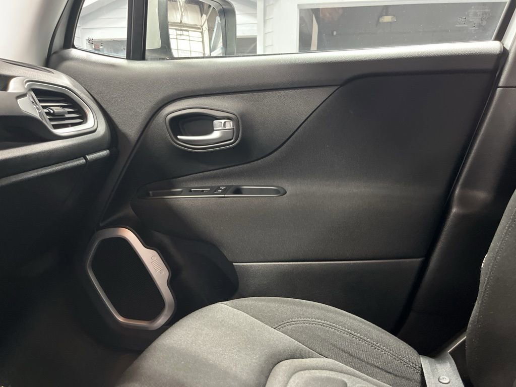 Used 2019 Jeep Renegade Latitude w/ Cold Weather Group image 16