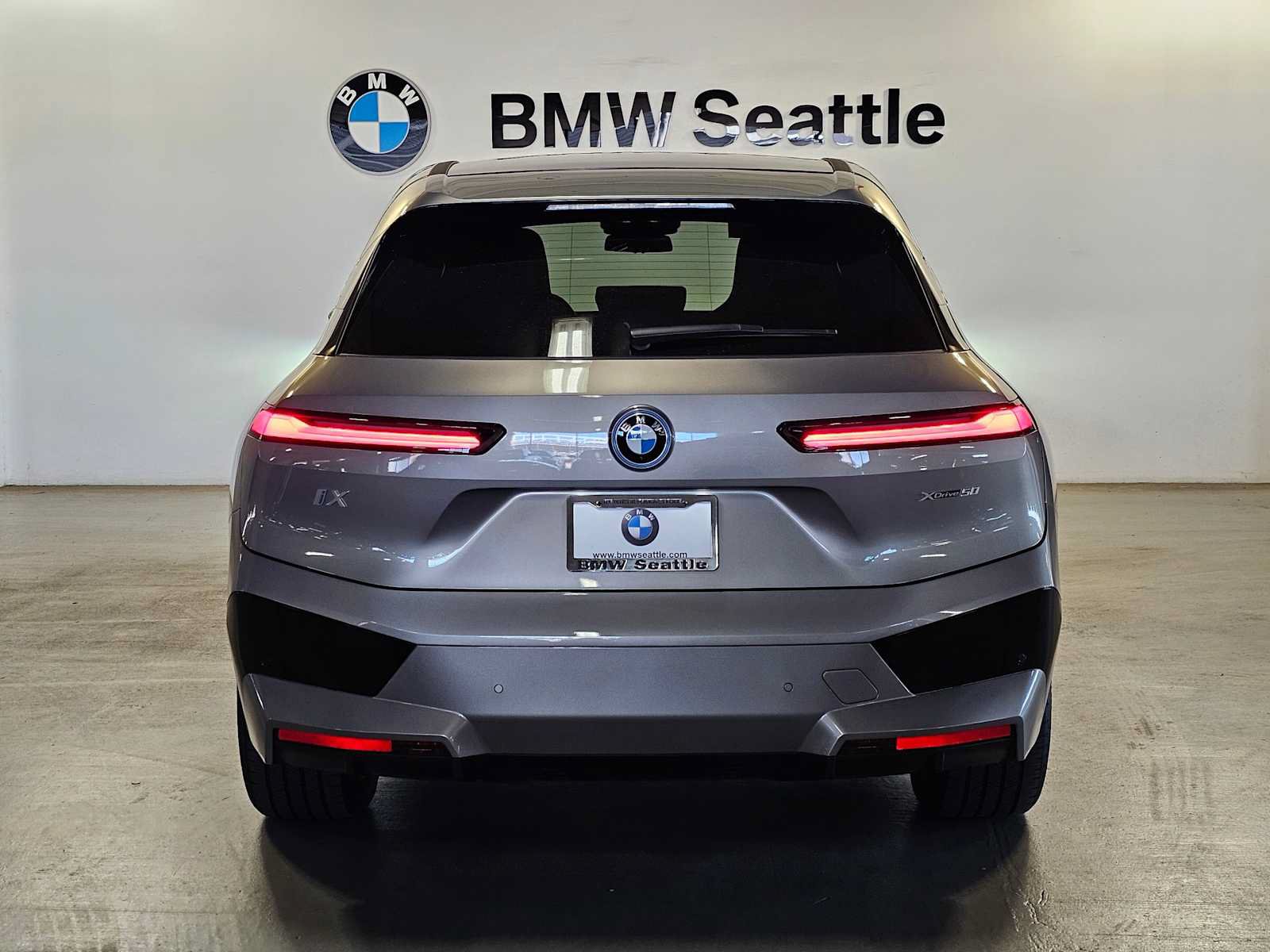 Used 2025 BMW iX xDrive50 w/ Sport Package AWD/4WD image 5