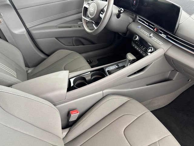 Certified 2025 Hyundai Elantra SEL FWD image 28