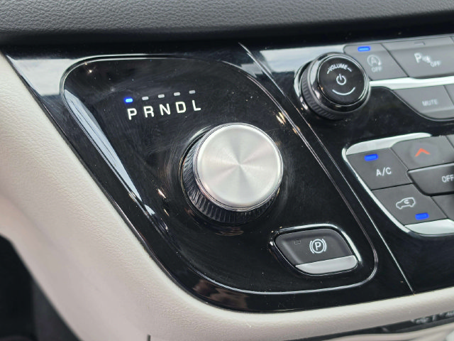 Used 2024 Chrysler Pacifica Touring-L FWD image 35