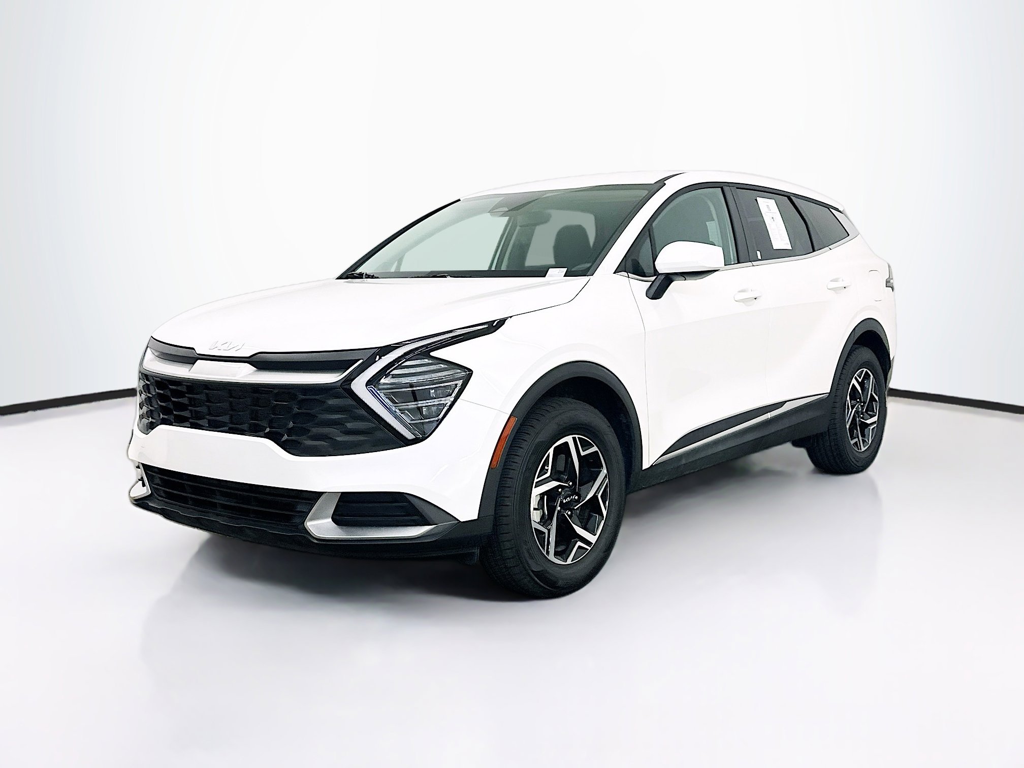 Used 2025 Kia Sportage LX image 3