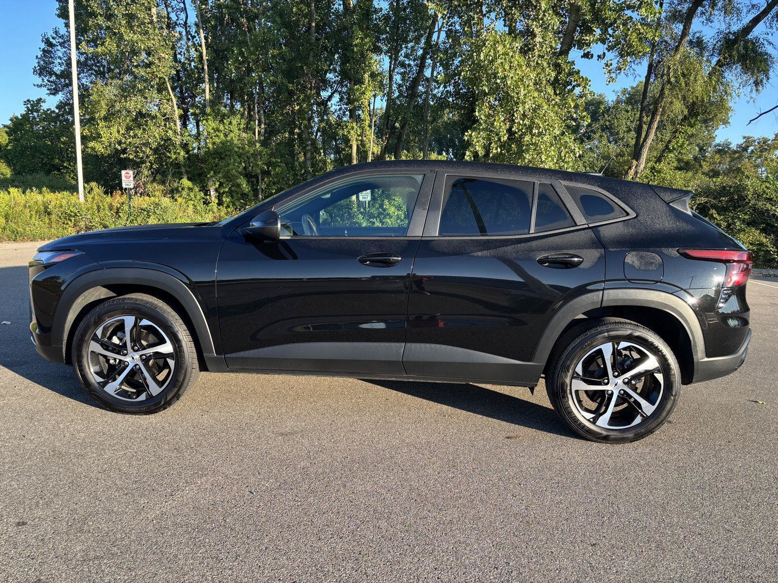 Used 2024 Chevrolet Trax RS w/ Driver Confidence Package FWD image 2